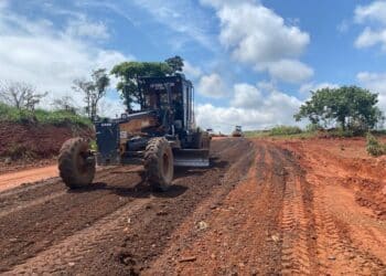 Estrada de acesso a Antinha recebe força-tarefa de manutenção