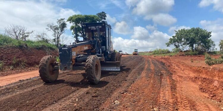 Estrada de acesso a Antinha recebe força-tarefa de manutenção