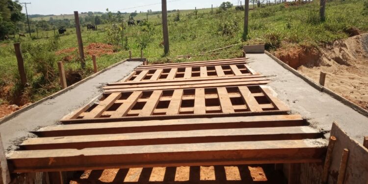 Secretaria de Agricultura e Pecuária realiza recuperação de mata-burros e manutenção nas estradas Euribíades e Fran