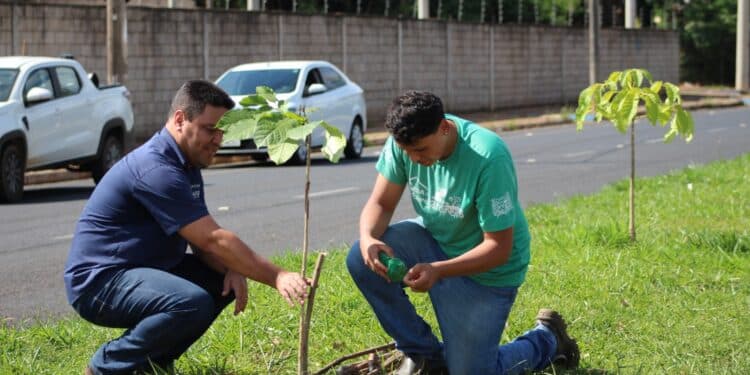 IPDSA e Casa do Pequeno Jardineiro realizam plantio de 60 árvores na avenida João Moreira Salles