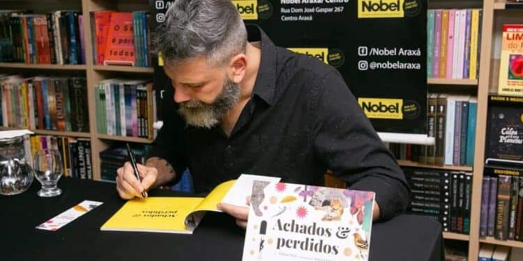 Escritor Rafael Nolli recebe prêmio da Biblioteca Nacional pela obra ‘Achados & Perdidos’