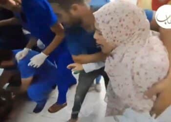 Enfermeira se desespera ao ver filha dando entrada ferida em hospital de Gaza