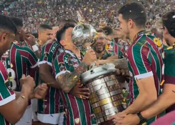 Fluminense derrota Boca Juniors na garra e fatura 1ª taça Libertadores