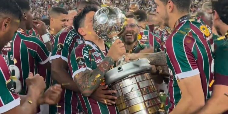 Fluminense derrota Boca Juniors na garra e fatura 1ª taça Libertadores