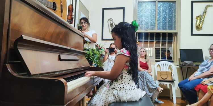 Escola Municipal de Música promove o projeto Espaço Aberto com alunos do curso de piano