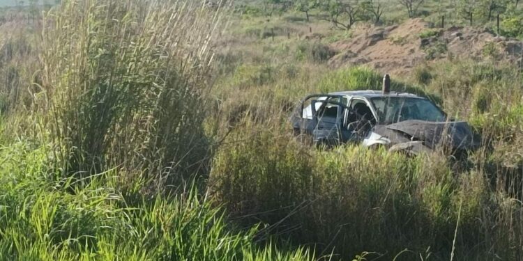 Quatro pessoas ficam feridas após veículo capotar na BR-354, em São Gotardo