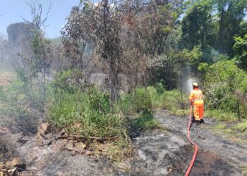 Bombeiros combatem incêndio no bairro Veredas em Araxá