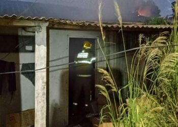 Incêndio deixa casa destruída no bairro São Geraldo, em Araxá