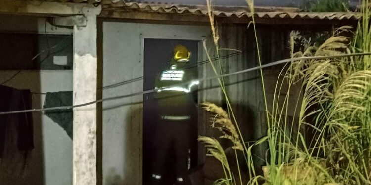 Incêndio deixa casa destruída no bairro São Geraldo, em Araxá