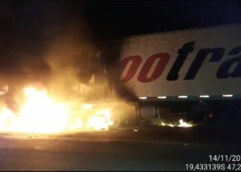 Incêndio se inicia em roda de carreta e deixa o veículo destruído na BR-452