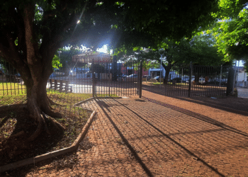 Após discussão por dívida, tio esfaqueia sobrinho em praça no Centro de Araxá