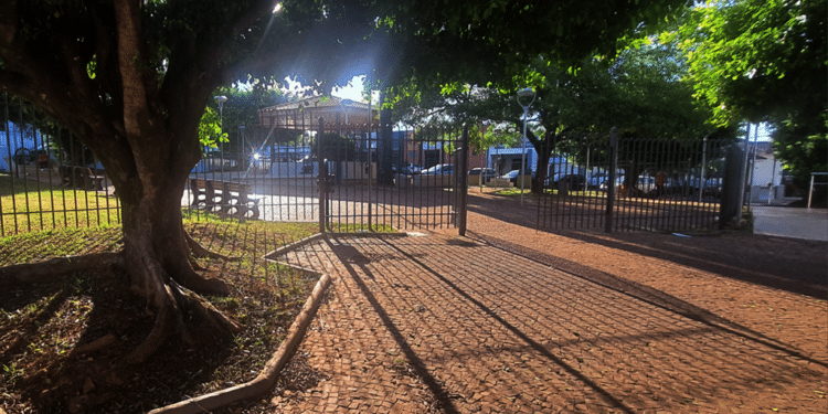 Após discussão por dívida, tio esfaqueia sobrinho em praça no Centro de Araxá