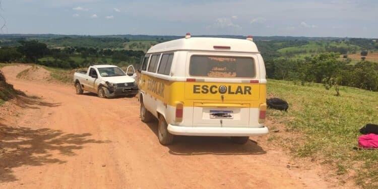 Batida entre kombi escolar e pick-up deixa estudantes feridos em estrada rural de Araxá