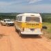 Batida entre kombi escolar e pick-up deixa estudantes feridos em estrada rural de Araxá
