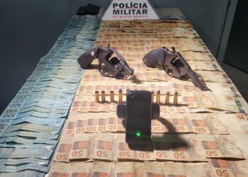 Assaltantes rendem funcionários, roubam supermercado e trocam tiros com polícia em Araxá