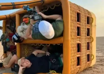 Ana Maria Braga cai de balão com a equipe do Mais Você durante gravação em Dubai