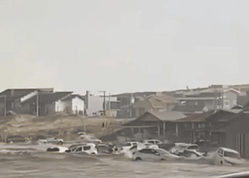 Tsunami meteorológico atinge litoral de Santa Catarina, arrasta carros e provoca pânico