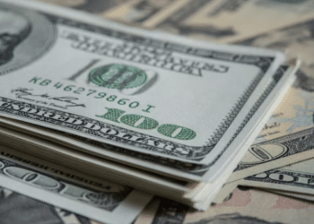 Dólar cai para R$ 4,86 e fecha no menor valor em dois meses; bolsa sobe 2,29%