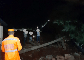 Após forte chuva, muro desaba, atinge casa e assusta família em Sacramento