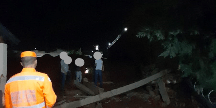 Após forte chuva, muro desaba, atinge casa e assusta família em Sacramento