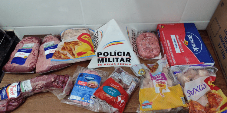 Casal é preso por roubar peças de carne em supermercado de Araxá