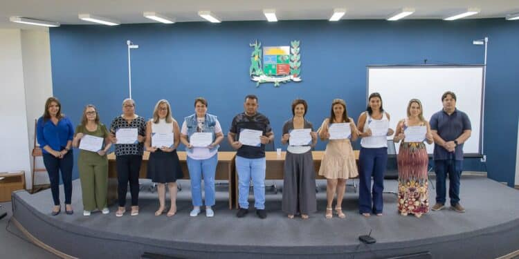Prefeitura de Araxá entrega Certificação Ocupacional aos futuros candidatos a diretor escolar