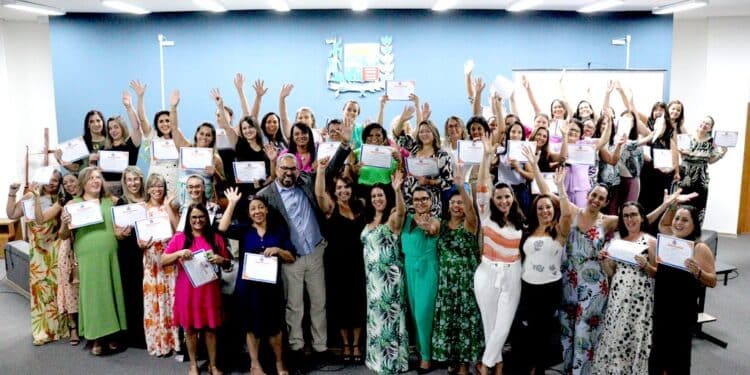 Secretaria de Educação certifica professores da Rede Municipal que alcançaram metas educacionais durante o ano letivo