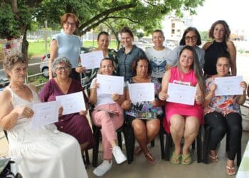 Exposição e entrega de certificados marcam a conclusão dos cursos de Bordado em Ponto Cruz e Crochê e Tricô