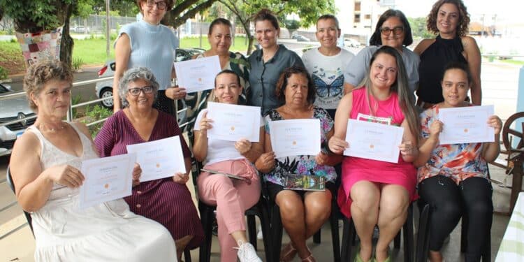 Exposição e entrega de certificados marcam a conclusão dos cursos de Bordado em Ponto Cruz e Crochê e Tricô