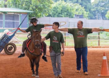 Mais de 140 crianças e adolescentes são atendidos pela Equoterapia Prosseguir