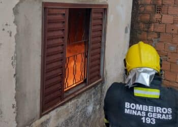 Casa pega fogo no bairro Boa Vista, em Araxá