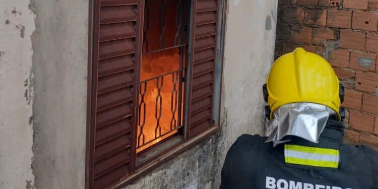 Casa pega fogo no bairro Boa Vista, em Araxá