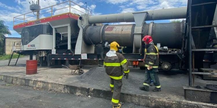 Maquinário de usina de asfalto pega fogo no Distrito Industrial de Araxá