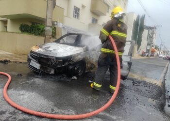 Carro pega fogo no Centro de Araxá