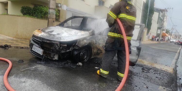 Carro pega fogo no Centro de Araxá