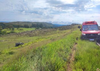 Grávida fica ferida após carro capotar ao desviar de buraco na MG-428