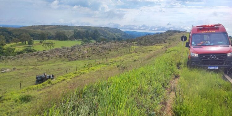 Grávida fica ferida após carro capotar ao desviar de buraco na MG-428