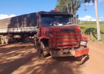 Motorista perde o controle e bate caminhão contra barranco