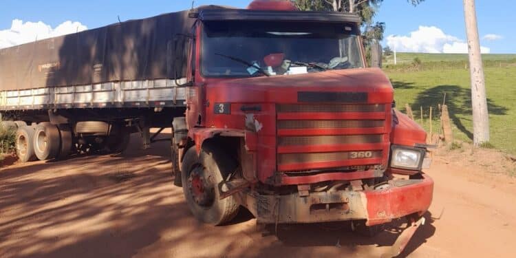 Motorista perde o controle e bate caminhão contra barranco