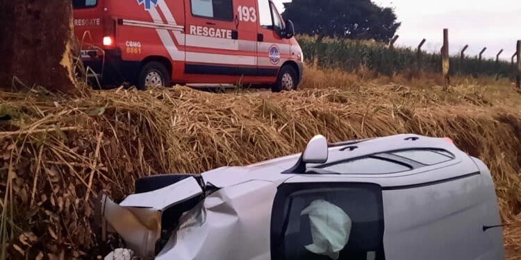 Motorista perde o controle e capota carro na avenida Hitalo Ross