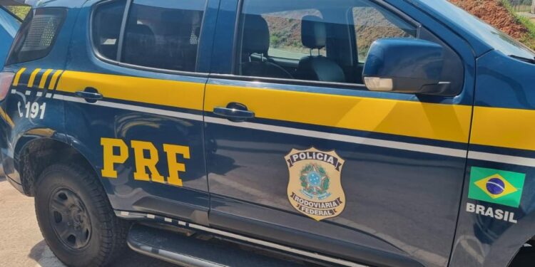 Após denúncia, casal é flagrado brigando dentro de carreta na BR-262 e ambos acabam presos