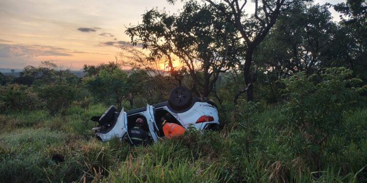 Homem fica ferido após capotar carro na BR-146 e ser encontrado apenas no dia seguinte