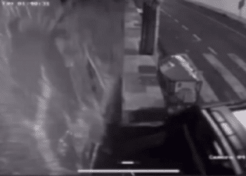 Assaltantes usam caminhonete para quebrar vidraça de loja em Araxá