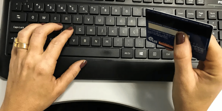Sem acordo com bancos, Conselho Monetário Nacional limita juros do rotativo a 100% da dívida