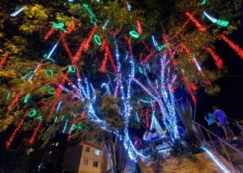 Cemig dá dicas evitar acidentes com a rede elétrica ao fazer a decoração natalina