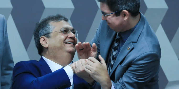 Com 47 votos a favor, Dino é aprovado no Senado e será ministro do STF