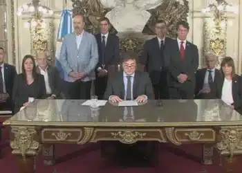 Presidente da Argentina anuncia pacote com 30 medidas e corta gastos públicos com subsídios de propagandas de televisão