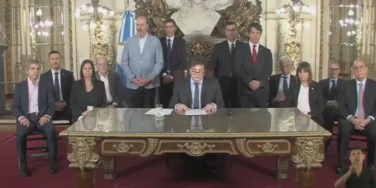 Presidente da Argentina anuncia pacote com 30 medidas e corta gastos públicos com subsídios de propagandas de televisão