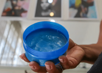 Anvisa cancela registro de mais de 1,2 mil pomadas de modelar cabelos