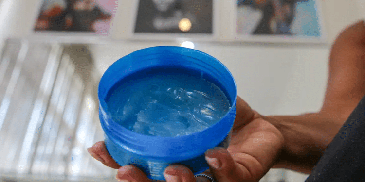 Anvisa cancela registro de mais de 1,2 mil pomadas de modelar cabelos